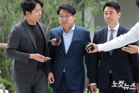 김건희 씨 공천 개입 의혹의 핵심 인물인 김상민 전 부장검사가 9일 오전 서울 종로구 KT광화문빌딩에 마련된 김건희 특별검사팀(특별검사 민중기)에 출석하고 있다.