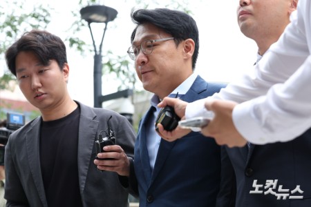 김건희 씨 공천 개입 의혹의 핵심 인물인 김상민 전 부장검사가 9일 오전 서울 종로구 KT광화문빌딩에 마련된 김건희 특별검사팀(특별검사 민중기)에 출석하고 있다.