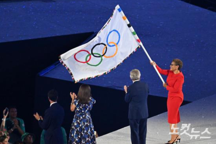 지난 2024 파리올림픽 폐회식에서 토마스 바흐 IOC위원장이 캐런 배스 LA 시장에게 올림픽기를 전달하고 있다. 황진환 기자