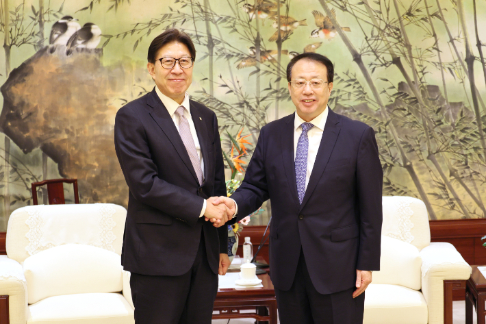 박형준 부산시장과 궁정 상하이시장이 '자매도시 관계강화 공동선언문'에 서명했다. 부산시 제공