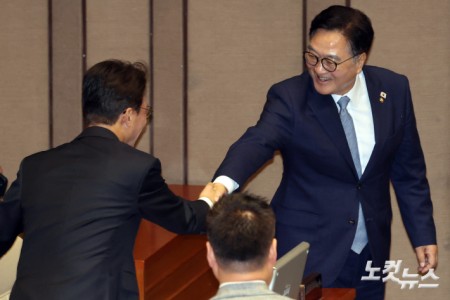 인사하는 우원식 국회의장-김민석 국무총리