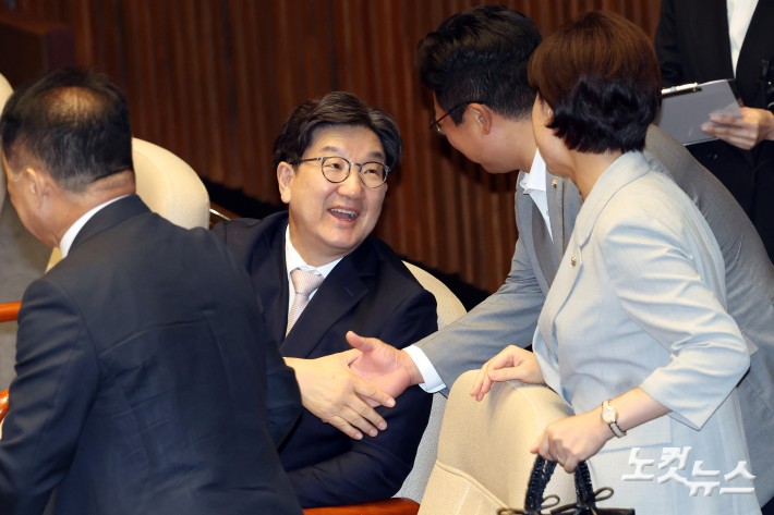 8일 서울 여의도 국회에서 열린 제429회국회(정기회) 제2차 본회의에서 국민의힘 권성동 의원이 동료의원들과 인사를 하고 있다.