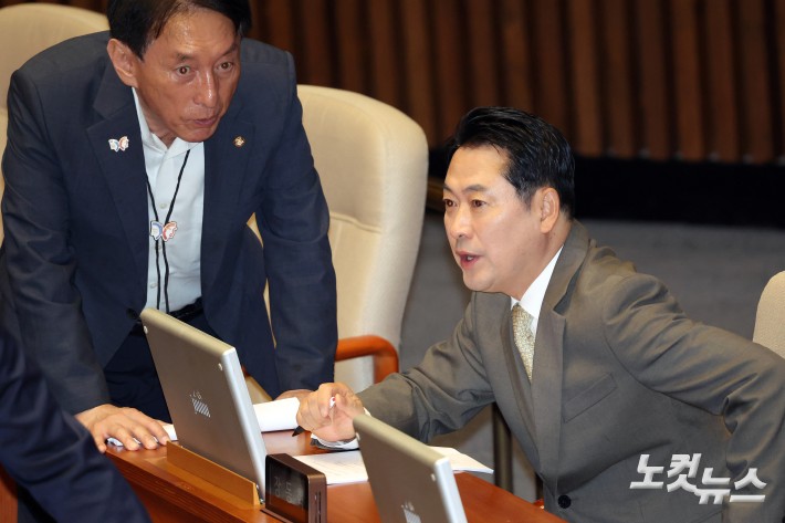 8일 서울 여의도 국회에서 열린 제429회국회(정기회) 제2차 본회의에서 국민의힘 장동혁 대(오른쪽)표가 김석기 의원과 대화를 하고 있다.