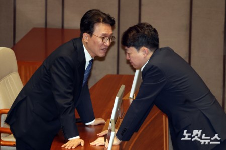 대화하는 김민석 국무총리-이준석 개혁신당 대표