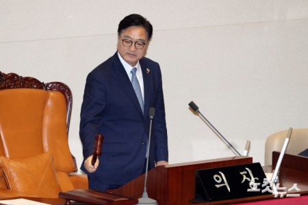 8일 서울 여의도 국회에서 열린 제429회국회(정기회) 제2차 본회의에서 우원식 국회의장이 의사봉을 두드리고 있다.