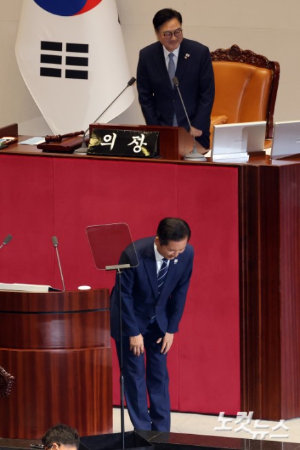 8일 서울 여의도 국회에서 열린 제429회국회(정기회) 제2차 본회의에서 더불어민주당 정청래 대표가 교섭단체대표연설에 앞서 인사를 하고 있다.