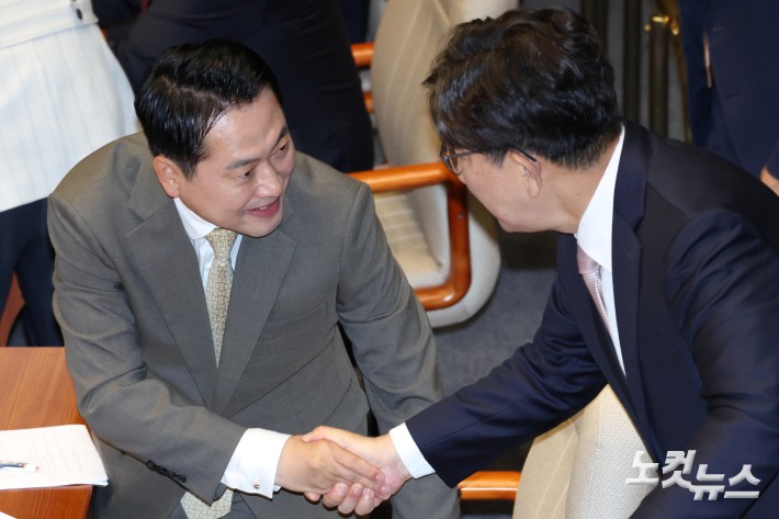 8일 서울 여의도 국회에서 열린 제429회국회(정기회) 제2차 본회의에서 국민의힘 권성동 의원이 자신에 대한 체포동의안 국회 보고 과정을 지켜본 뒤 자리를 떠나며 장동혁 대표와 인사를 하고 있다.