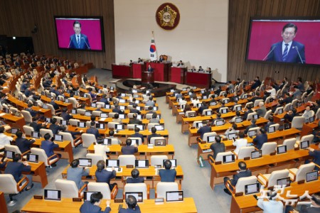 8일 서울 여의도 국회에서 열린 제429회국회(정기회) 제2차 본회의에서 더불어민주당 정청래 대표가 교섭단체대표연설을 하고 있다.