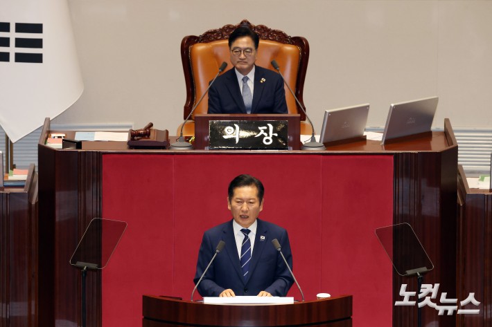 8일 서울 여의도 국회에서 열린 제429회국회(정기회) 제2차 본회의에서 더불어민주당 정청래 대표가 교섭단체대표연설을 하고 있다.