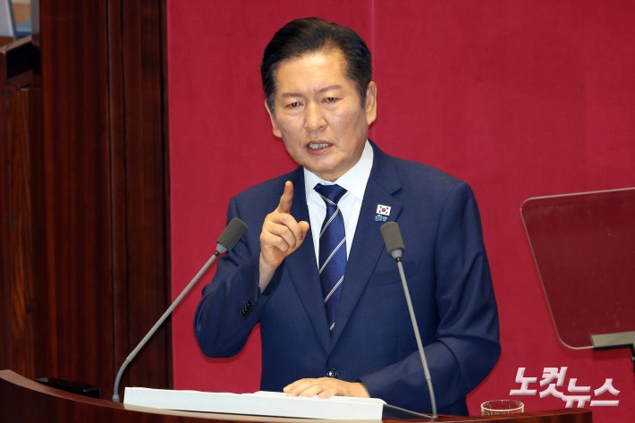 8일 서울 여의도 국회에서 열린 제429회국회(정기회) 제2차 본회의에서 더불어민주당 정청래 대표가 교섭단체대표연설을 하고 있다.