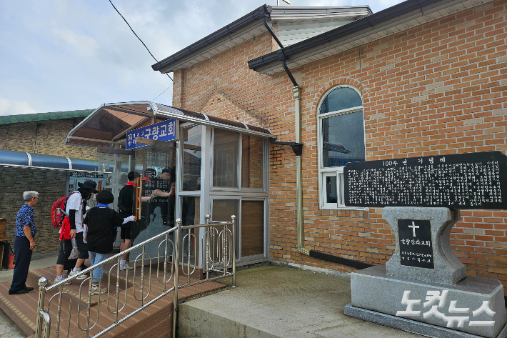 경기도 이천시 군량교회를 방문하고 있는 순례단. 군량교회는 1898년 설립돼 이천지역 모교회로 자리를 지키고 있다.