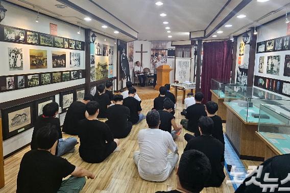 평양장대현교회를 재현해놓은 한국기독교역사박물관의 'ㄱ자 예배당'에서 예배를 드리고 있는 순례단.
