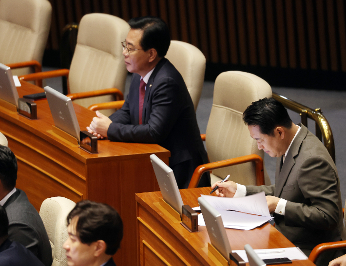 국민의힘 장동혁 대표와 송언석 원내대표가 9일 서울 여의도 국회 본회의에서 더불어민주당 정청래 대표의 교섭단체 대표 연설을 듣고 있다. 연합뉴스