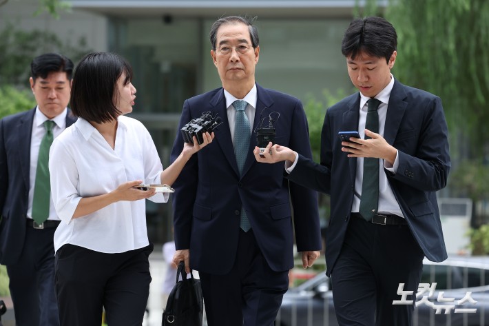 서희건설 관련 금품수수 및 인사청탁 의혹을 받는 한덕수 전 국무총리가 9일 오후 서울 종로구 KT광화문빌딩에 마련된 김건희 특별검사팀(특별검사 민중기)에 출석하고 있다.