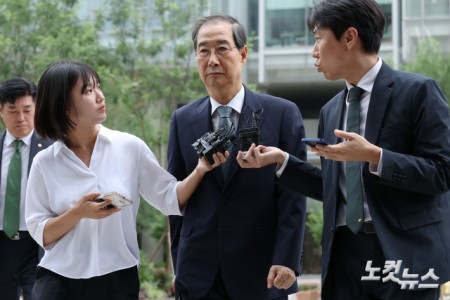 서희건설 관련 금품수수 및 인사청탁 의혹을 받는 한덕수 전 국무총리가 9일 오후 서울 종로구 KT광화문빌딩에 마련된 김건희 특별검사팀(특별검사 민중기)에 출석하고 있다.