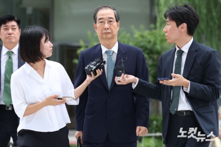 서희건설 관련 금품수수 및 인사청탁 의혹을 받는 한덕수 전 국무총리가 9일 오후 서울 종로구 KT광화문빌딩에 마련된 김건희 특별검사팀(특별검사 민중기)에 출석하고 있다.