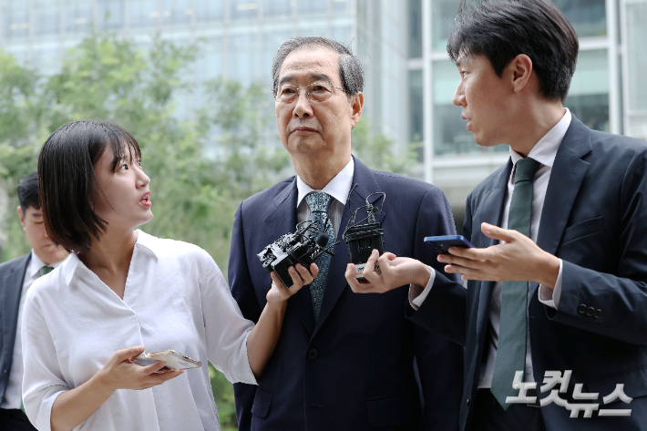 서희건설 관련 금품수수 및 인사청탁 의혹을 받는 한덕수 전 국무총리가 9일 오후 서울 종로구 KT광화문빌딩에 마련된 김건희 특별검사팀(특별검사 민중기)에 출석하고 있다. 류영주 기자