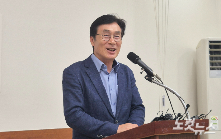 이장섭 전 국회의원이 9일 청주시청 브리핑룸에서 기자회견을 열어 청주시외버스터미널 매각 문제에 대한 의견을 밝히고 있다. 최범규 기자 