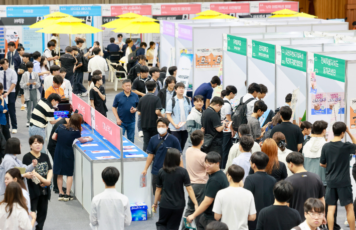 전북특별자치도교육청과 전북지방중소벤처기업청이 공동 주최하는 '2025 전북 직업계고 취업박람회'가 9일 우석대학교 체육관에서 열렸다. 전북교육청 제공