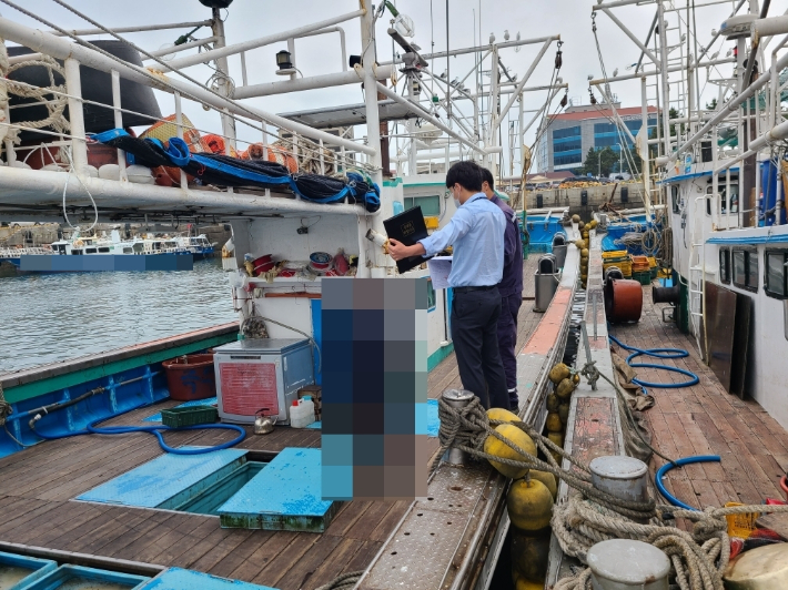 해경이 불법 증개축 여부를 한국해양교통안전공단과 함께 점검하고 있다. 전북 군산해양경찰서 제공