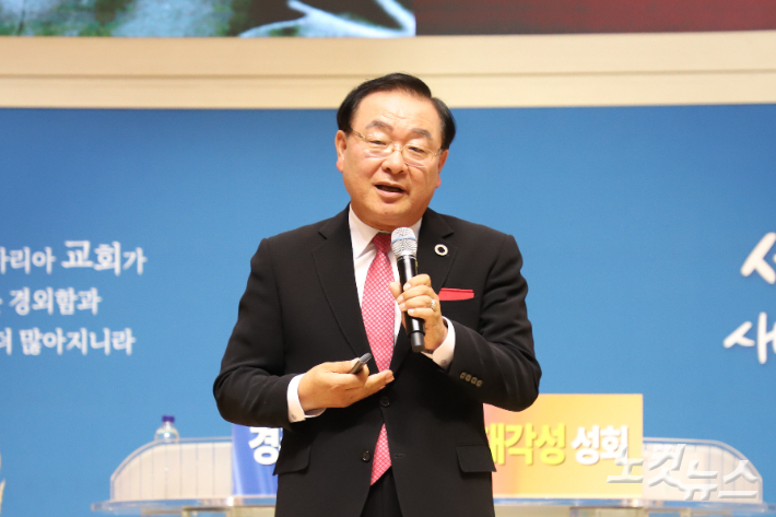 2부 예배는 기독교한국침례회 증경총회장 고명진 목사(사진)가 예레미야 5:1을 통해 '한 사람'이라는 제목으로 설교했다. 유상원 아나운서