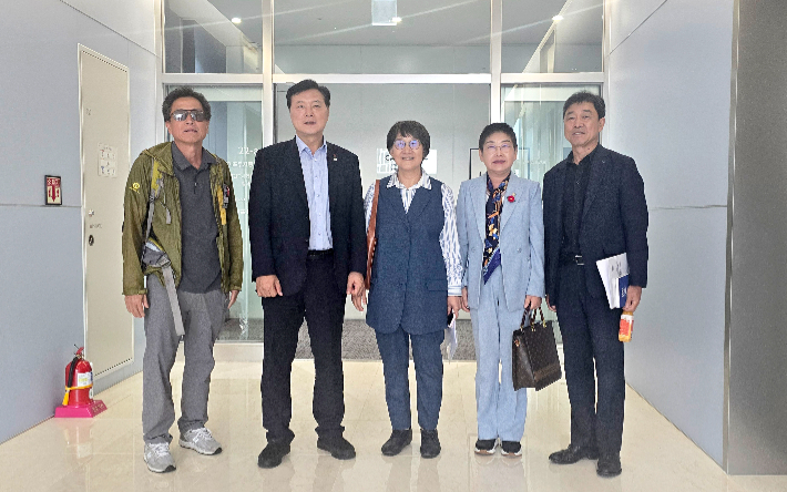 전남 여수시의회는 지난 8일 서울 여의도에서 방송문화진흥회 권태선 이사장을 만나, 여수MBC 순천 이전에 대한 반대 입장을 전달했다. 여수시의회 제공