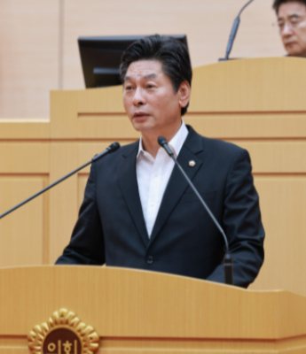 이철 전남도의회 부의장이 9일 본회의장에서 '전남 청년 문화 복지카드 지원 연령 확대'와 관련해 제393회 임시회 제1차 본회의 5분 자유발언을 하고 있다. 전남도의회 제공