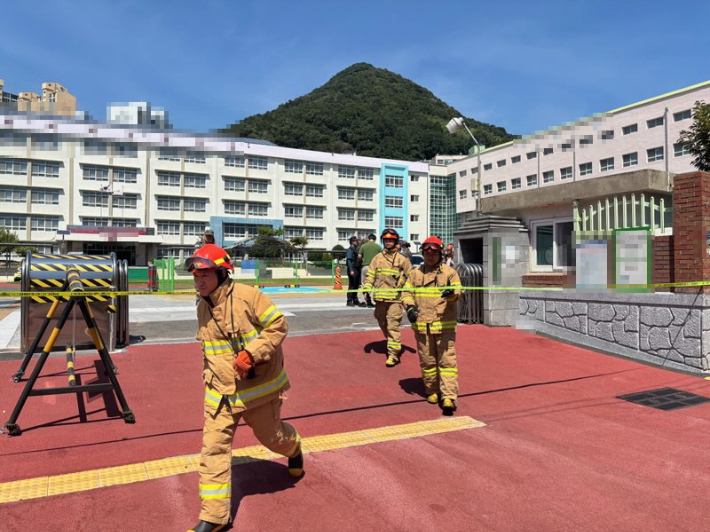 지난달 29일 부산 남구 한 고등학교가 폭발물 팩스로 인해 출입이 통제된 모습. 부산경찰청 제공