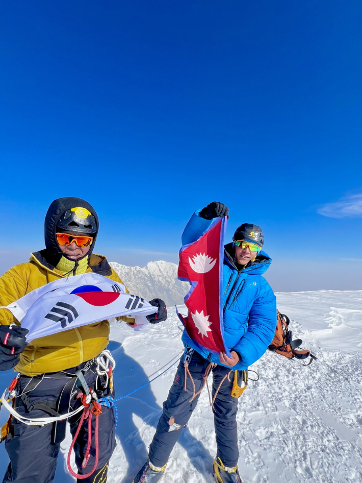 제24회 대한민국 산악대상에서 개척등반상을 수상한 2024 한국-네팔 우정 원정대. 대한산악연맹 제공