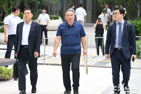 명태균 씨(가운데). 황진환 기자