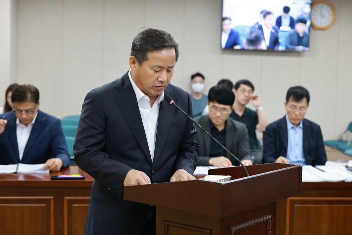 차영수 전남도의원이 9일 전라남도의회 제393회 임시회 제1차 농수산위원회에서 대표 발의한「럼피스킨 보상금 감액 규정 철회와 방역시설 지원 촉구 건의안」에 대해 제안 설명하고 있다. 전남도의회 제공