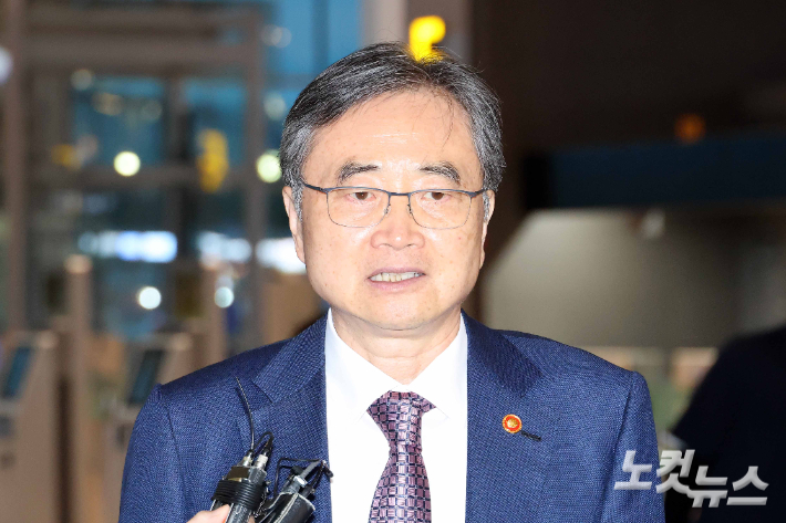 조현 외교부 장관이 8일 인천국제공항 제2여객터미널을 통해 미국으로 출국하고 있다. 영종도=박종민 기자