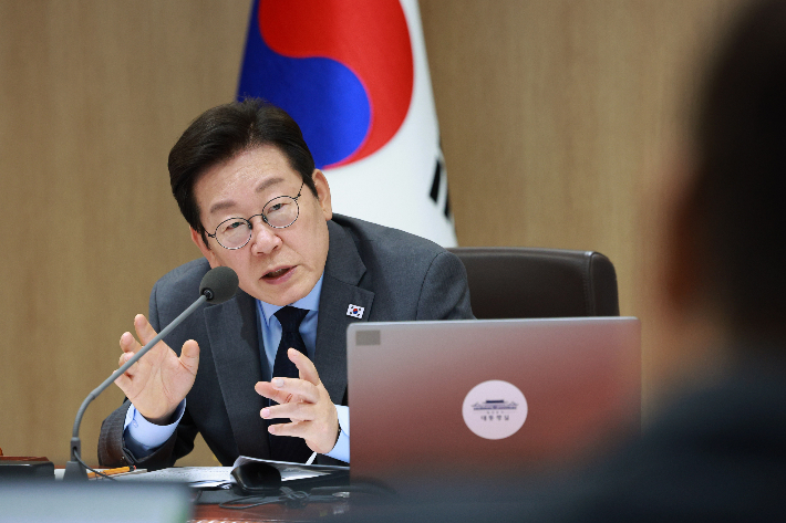 이재명 대통령이 9일 서울 용산 대통령실에서 열린 국무회의에서 민생경제 회복·안정 대책 토론을 하고 있다. 연합뉴스