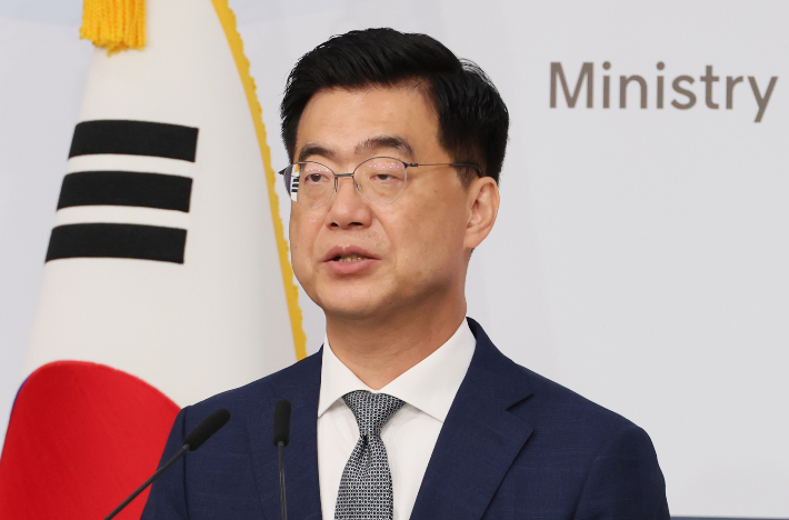 이재웅 외교부 대변인이 9일 서울 종로구 정부서울청사 별관에서 열린 정례브리핑에서 미국 조지아주 현대차그룹-LG에너지솔루션 합작 배터리 공장 건설 현장 한국인 구금 사태와 관련한 질문에 답하고 있다. 연합뉴스