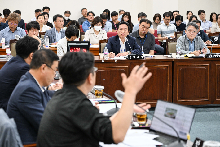 부산시의회 기재위 심사에 참석하고 있는 조유장 부산시 문화국장. 부산시의회 제공