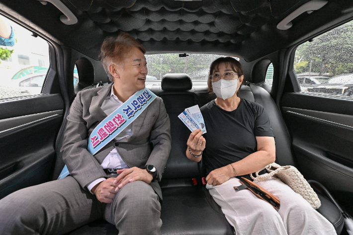 광주 서구는 9일 의료 취약계층의 정기 통원 교통비 부담을 줄이기 위해 운영 중인 '천원택시' 사업이 활발히 추진되고 있다고 밝혔다. 광주 서구 제공