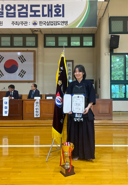 제22회 추계 전국실업검도대회에서 개인전 우승을 차지한 경주시청 김민지 선수가 상장을 들고 기념 촬영을 하고 있다. 경주시 제공