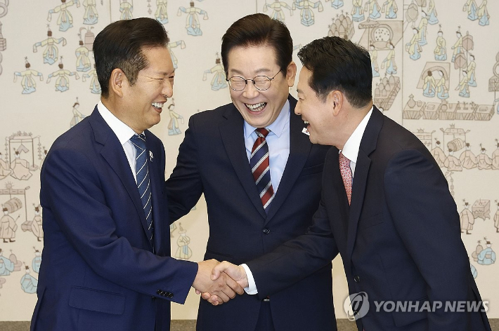 (서울=연합뉴스) 한상균 기자 = 이재명 대통령이 8일 용산 대통령실에서 여야 지도부 오찬 회동에 참석한 더불어민주당 정청래 대표와 국민의힘 장동혁 대표가 악수하는 모습을 보고 있다. 2025.9.8 [대통령실통신사진기자단] xyz@yna.co.kr 연합뉴스