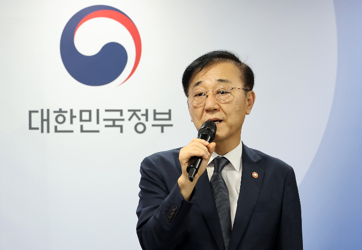 김윤덕 국토교통부 장관이 7일 정부서울청사에서 부동산 주택공급 확대 방안을 발표하고 있다. 연합뉴스