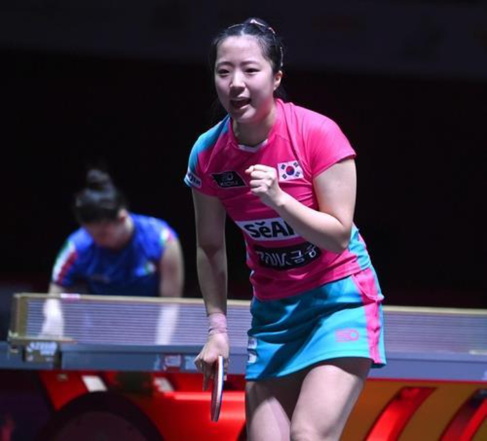 세계선수권 경기 중인 신유빈. ITTF 홈피 제공 자료 사진