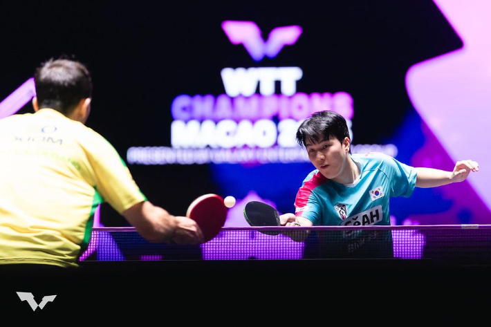 우고 칼데라노와 WTT 챔피언스 마카오 경기를 벌이는 안재현(사진 오른쪽). WTT 인스타그램 캡처 