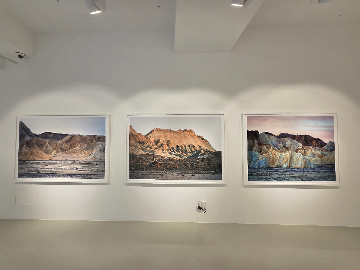 김우영(65) 작가의 개인전 'The VASTNESS 漠 막'이 27일까지 서울 종로구 예화랑에서 열린다. 곽인숙 기자 