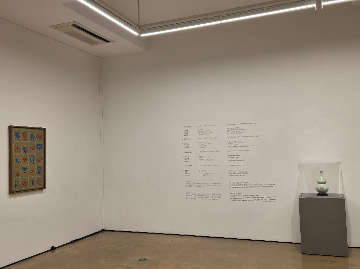 18~19세기 초 제작된 것으로 추정되는 '표형문자입주병(瓢形文字入酒甁)'에는 술의 정취를 노래하면서도 탐욕이 과하면 흉기가 될 수 있다는 절제의 미덕이 사방에 새겨져 있다. 최근 일본에서 들여온 보물급 도자다. 유명한 한학자이기도 한 우찬구 학고재 대표가 직접 뜻을 해석해 백자 뒤 벽면에 새겨놓았다. 곽인숙 기자