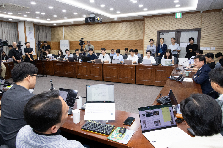 김성환 환경부장관이 9일 서울 한강홍수통제소 대회의실에서 취임 50일 및 정부조직개편 계기 기자간담회를 진행한 모습. 환경부 제공