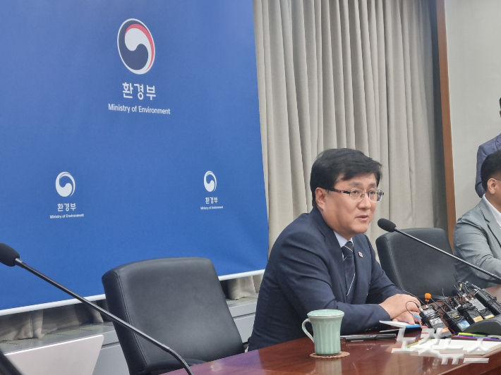 김성환 환경부장관이 9일 서울 한강홍수통제소 대회의실에서 취임 50일 및 정부조직개편 계기 기자간담회를 진행하고 있다. 최서윤 기자 