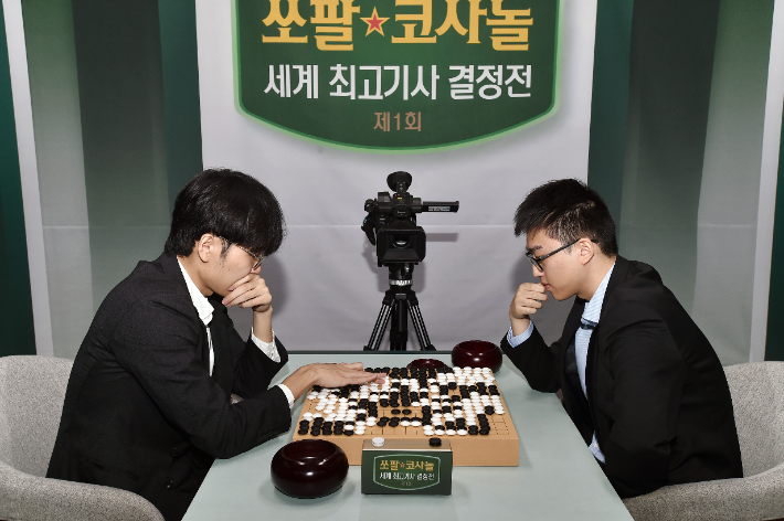 대국 후 복기 장면. 신진서 9단(사진 왼쪽) vs 투샤오위 9단. 한국기원 제공