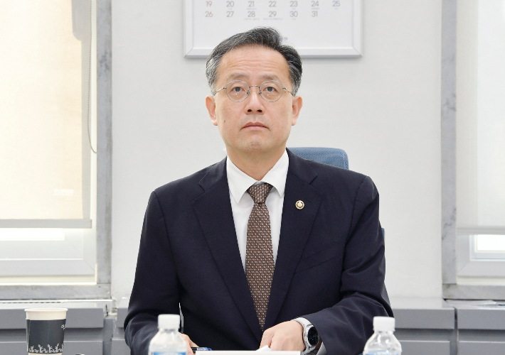 이형일 기획재정부 차관이 10일 서울 영등포구 국회의사당에서 열린 2025년 9월 일자리 전담반 회의를 주재하고 있다. 기획재정부 제공