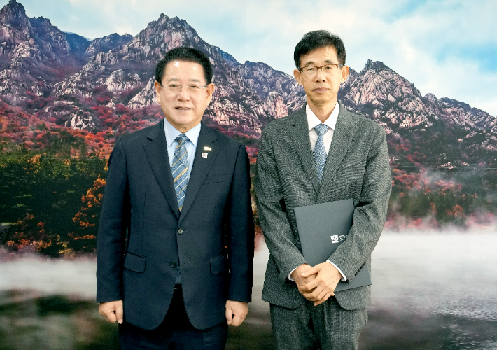 김영록 전라남도지사가 10일 도청 접견실에서 박중환 남도의병역사박물관 개관준비단장에게 임용장을 수여하고 기념촬영을 하고 있다. 전라남도 제공