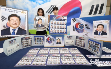 10일 오전 서울 영등포구 여의도우체국 포스트타워에서 우체국 홍보모델들이 