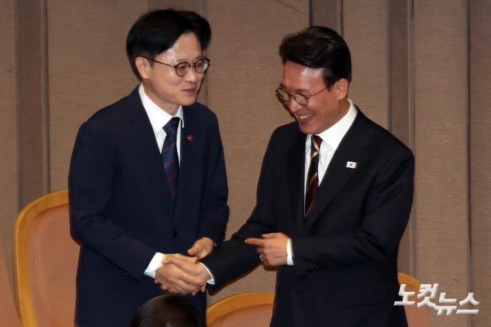 10일 서울 여의도 국회에서 열린 제429회국회(정기회) 제3차 본회의에서 김민석 국무총리와 김정관 산업통상자원부 장관이 대화를 하고 있다.